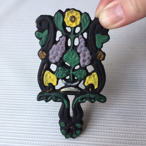 Small Cast Iron Metal Trivet Wall Hanging Spoon Rest Floral Flower Painted Vtg - Picture 3 of 12